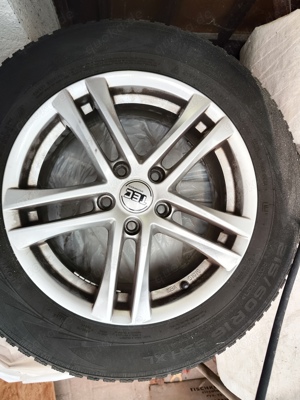 Winterreifen auf Alufelgen 215 60 R16