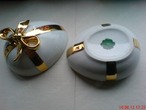 Pralinendose mit vergoldeter Schleife