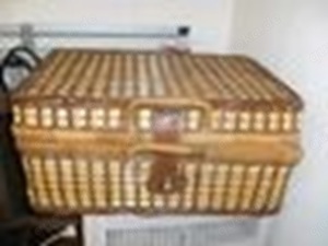 RARITÄT :  Sehr Alter Camping Bastkoffer mit Teller & Becher & Besteck Top Zustand    20.-