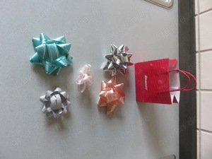 Dekoschleifen und Geschenktüte zu verschenken