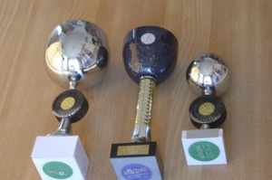 9 Tennispokale , stehen nur auf dem Regal,TOP Zustand. 4. Pokal v. links gesehen ist verkauft BILD  Bild 6