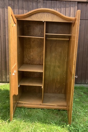 Tische, Stühle, Schränke von Haushaltsauflösung