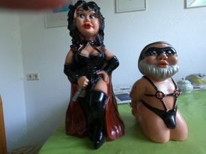 Gartenzwerge in Figur einer Domina und Partner