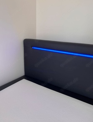 Schwarzes Boxspringbett mit LED