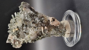 Mineralien: TOP - STUFE: Quarz - Bergkristall mit Chlorid, Dolomit und Chalcopyrit !!! 