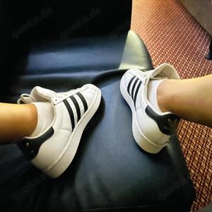 Girl in Adidas Superstars - Fotos & Videos nach Deinen Wünschen.... Bild 10