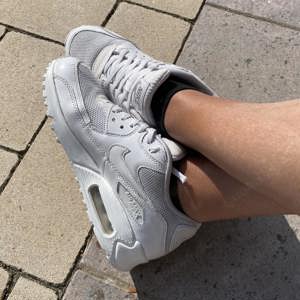 Girl trägt Nike Airmax 90 nach Deinen Wünschen - Fotos, Videos & Verkauf 