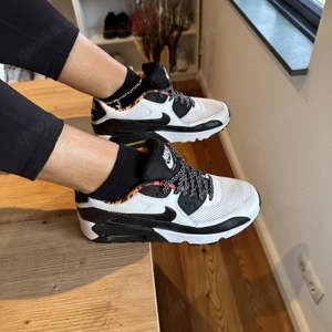 Girl trägt Nike Airmax 90 nach Deinen Wünschen - Fotos, Videos & Verkauf - auch Skype Bild 4