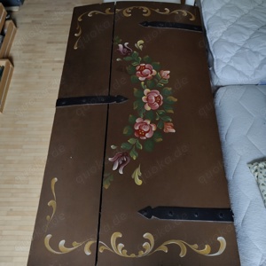 Alte Bauerntruhe handbemalt aus Holz Bild 4