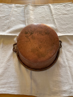 alter schwerer handgearbeiteter Kupferkessel Bild 3