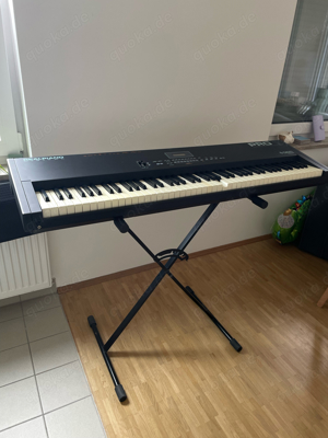 Digitalpiano mit Ständer, Pedal und Kopfhörer