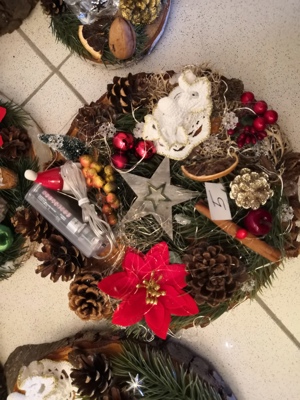 Selbstgemachte Weihnachts- Gestecke auf Baumscheibe