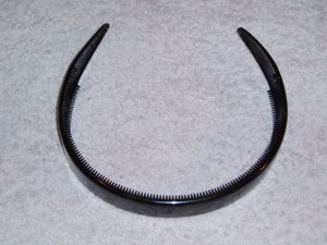 Haarreif aus schwarzem, glänzenden Kunststoff für 1,76 EUR