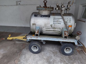  Behälter, Tank, Fass aus Edelstahl auf einem fahrbaren Untergestell 