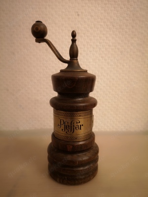 Große Zassenhaus Pfeffermühle in rustikaler Form mit Kurbel 