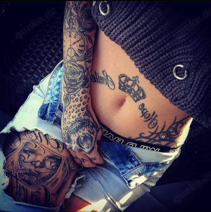 Fetischcam mit Tattoogirl Bild 10