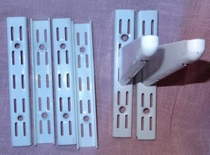 D Spur Regale Doppelschlitz  8 Teile Stahl weis =Wandschiene 6 Stk 17x2,2   16,5 Ablagehalterung 2 S