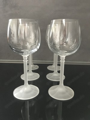 Weingläser mit satiniertem Fuß