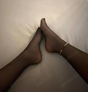 Göttin Herrin bietet Fußbilder, Nylons, Nagellack , Socken