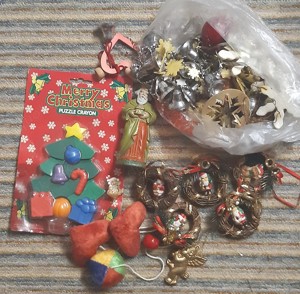 großer Karton mit Weihnachtssachen; insbesondere Weihnachtskugeln und viele andere Weihnachtssachen Bild 2