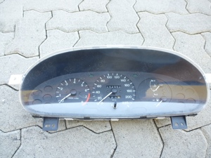  Orig. Mazda 323 C Tacho Kombiinstrument PLK07C
