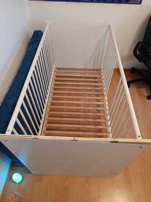 Kinderbett mit Matratze. Sauberer Haushalt, erstklassige Ware