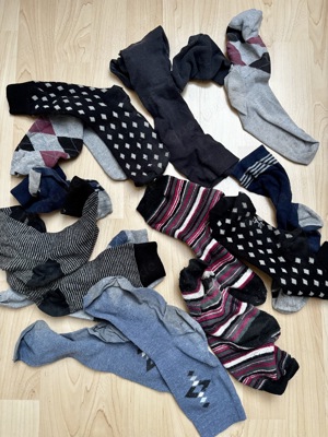 8 Paar getragene dufte Socken  Bild 3