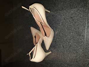 Spangen Pumps Beige Gr39 getragen Bild 4