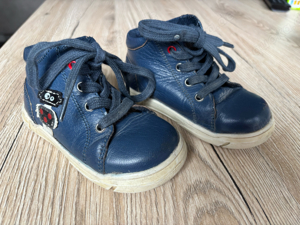 Dunkelblaue Lederschuhe
