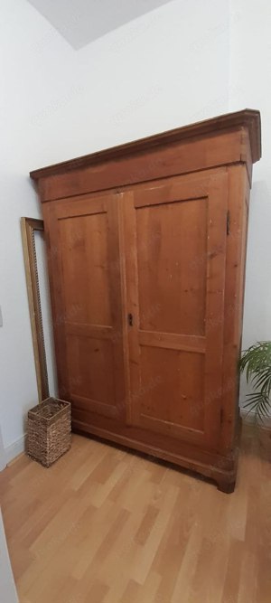 Antiker Kleiderschrank