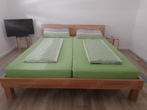 Bett mit Rollroste und Matratzen