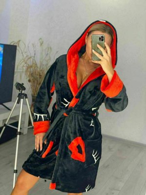 Weicher, bequemer schwarzer Bademantel mit Kapuze