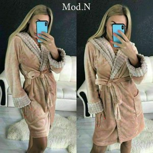 Ein weicher, bequemer Bademantel mit Kapuze