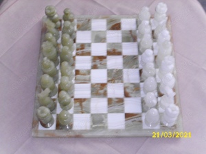 Schachspiel aus ONYX  für 15,-- EURO  VHB abzugeben.