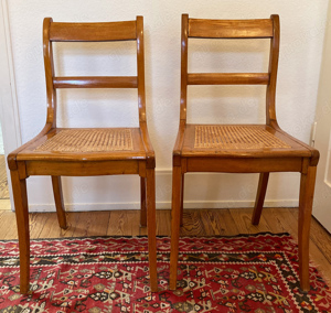 Zwei Stühle mit Wiener Geflecht (Stilmöbel)