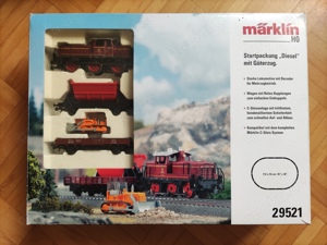 Märklin Startpackung "Diesel" mit Rangierlok V60, 2 Güterwagen, Gleisoval, Trafo und Fahrgerät.