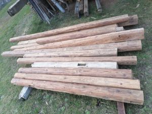    Altholzbalken, alte antike Balken, Altholz entnagelt und gebürstet   