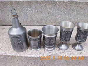 Zinn Becher und Krug