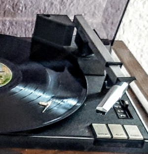 Kompakte  ANLAGE. Radio , Grundig Plattenspieler Philips Kassette ist Philips. Hat Schiebe Ablage Fä