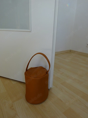 Türstopper aus Echtleder. Durchmesser ca.15cm, höhe ca.15cm u. 1,5Kg schwer.