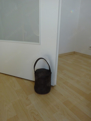Türstopper aus Echtleder. Durchmesser ca.15cm, höhe ca.15cm u. 1,5Kg schwer.
