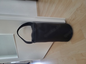 Türstopper aus Echtleder. Durchm. ca.15cm, h ca.27cm u. 1,8Kg schwer.