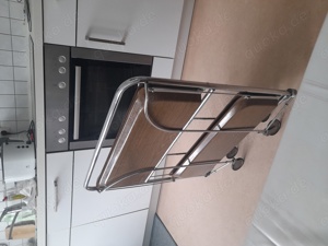 Mobileler Tisch mit Rollen