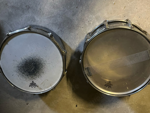 Zwei snares benutzt am Trommelwagen an Fasching