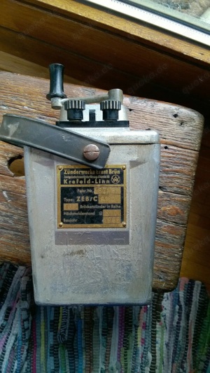Zünder, Zündmaschine von den Zünderwerken Brün Typ ZEB  C A160 .