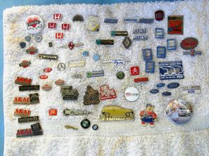 Auto Pins und Anstecknadeln abzugebenAuto Pins und Anstecknadeln abzugeben