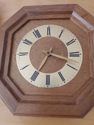 Wanduhr aus Holz mit Batterie