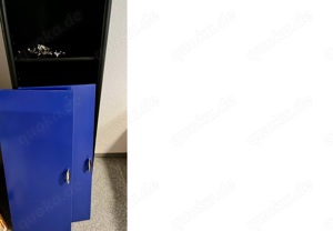 Ikea Schrank  mit marineblauen Türen