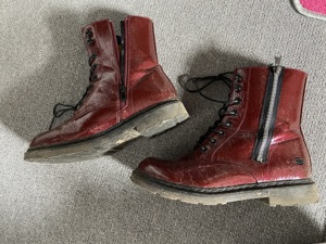 Boots Stiefeletten rot getragen 