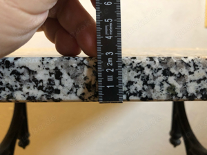 Altes Nähmaschinengestell mit Granitplatte